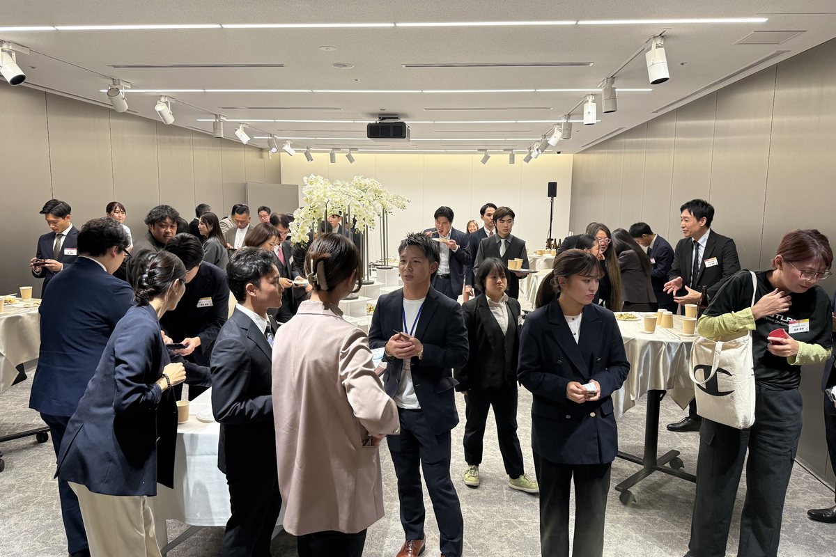 2025年開催時、参加者が歓談している様子。